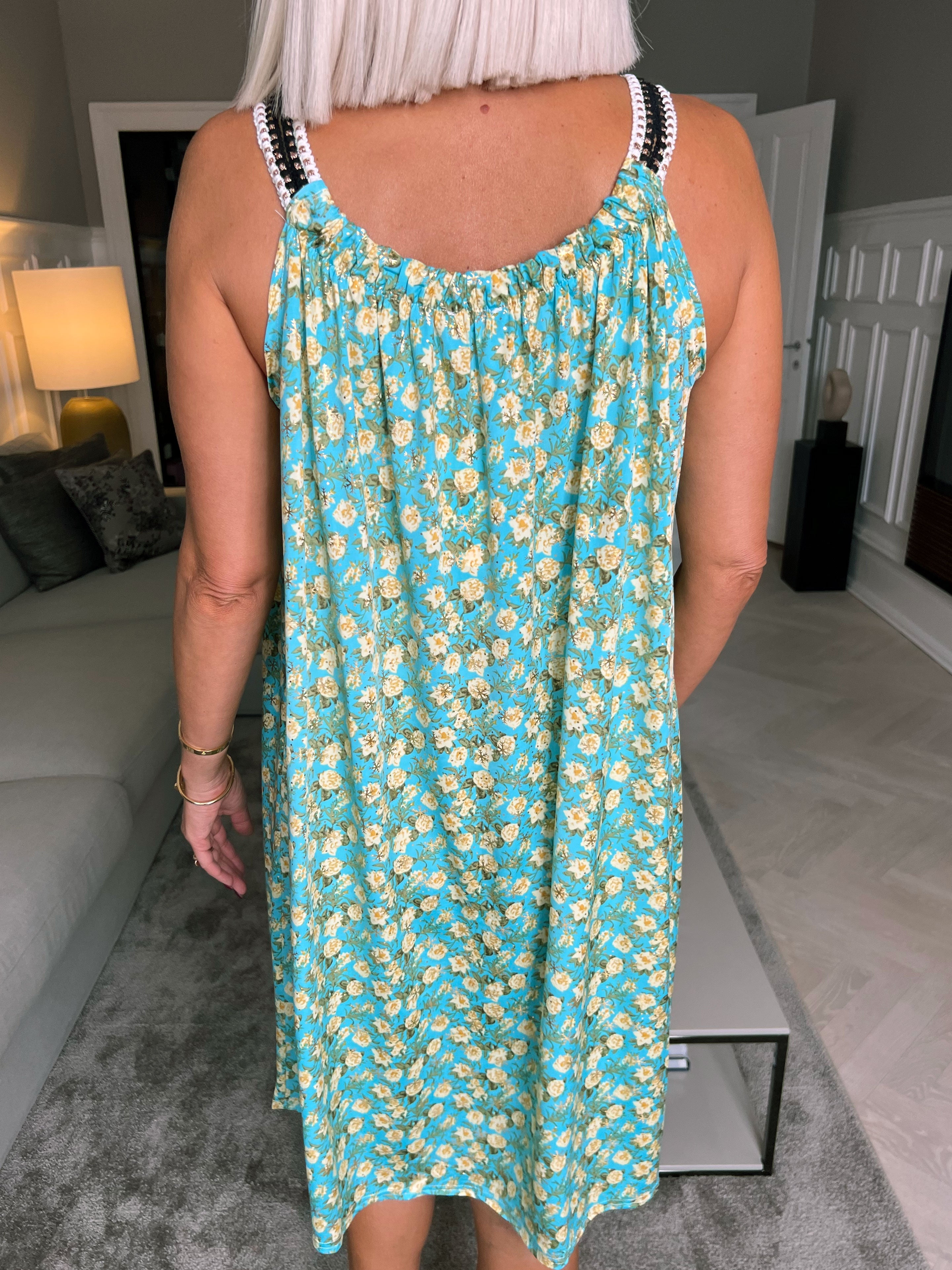 Asta Flower - Elastisk stropkjole med blomsterprint